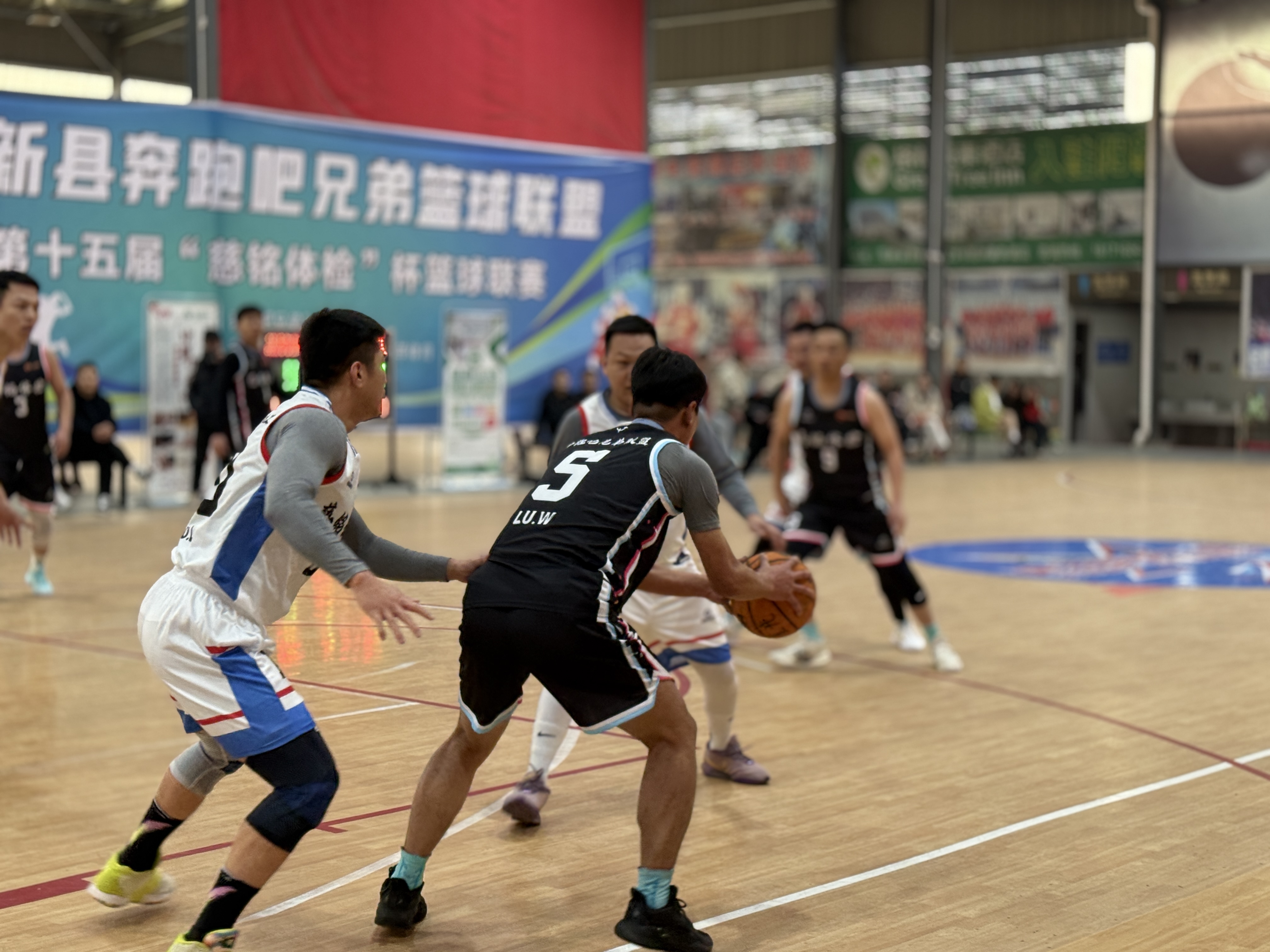 关于球员矫健动作，运球如飞，场上精湛球术的信息